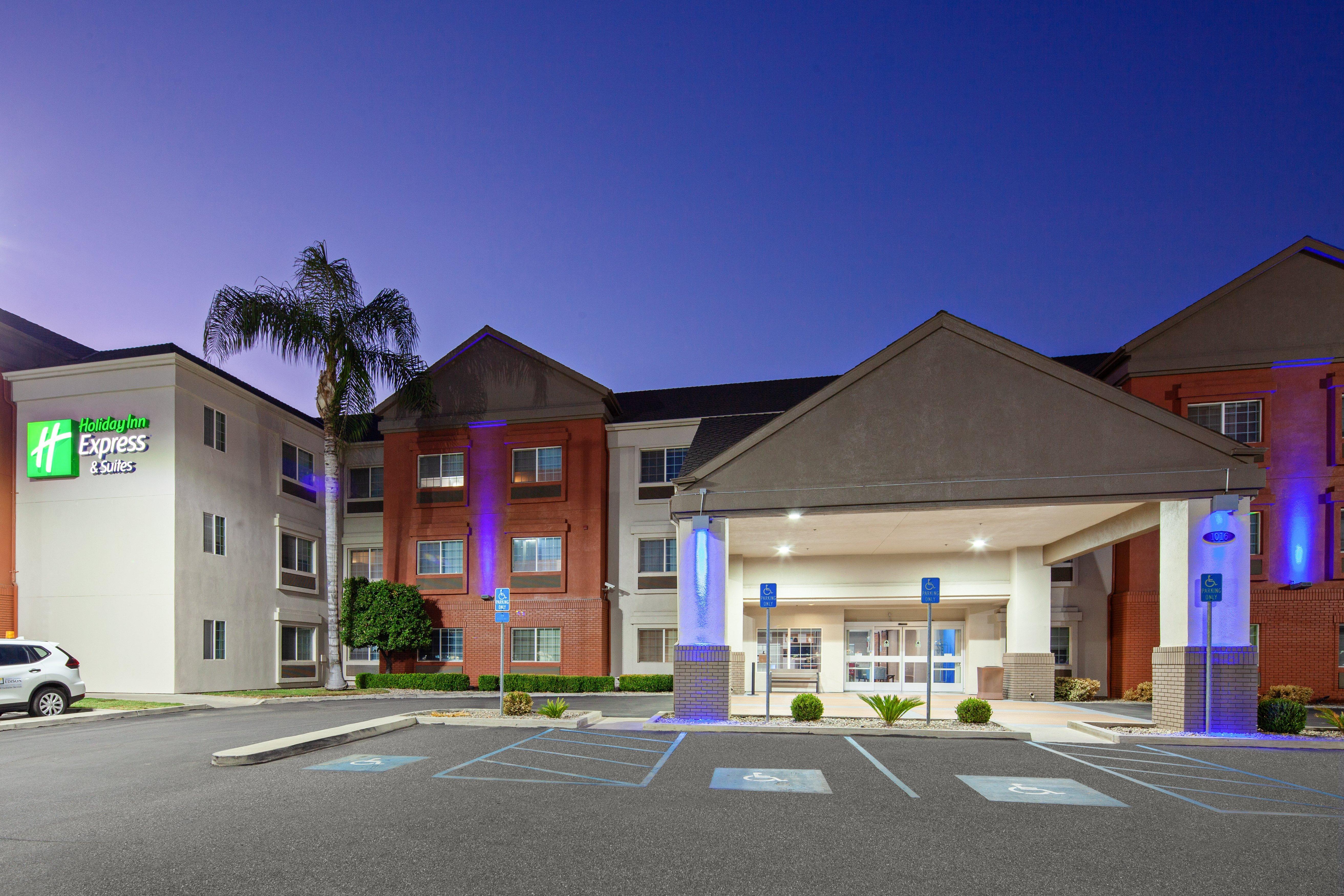 Holiday Inn Express & Suites - Tulare Exterior foto