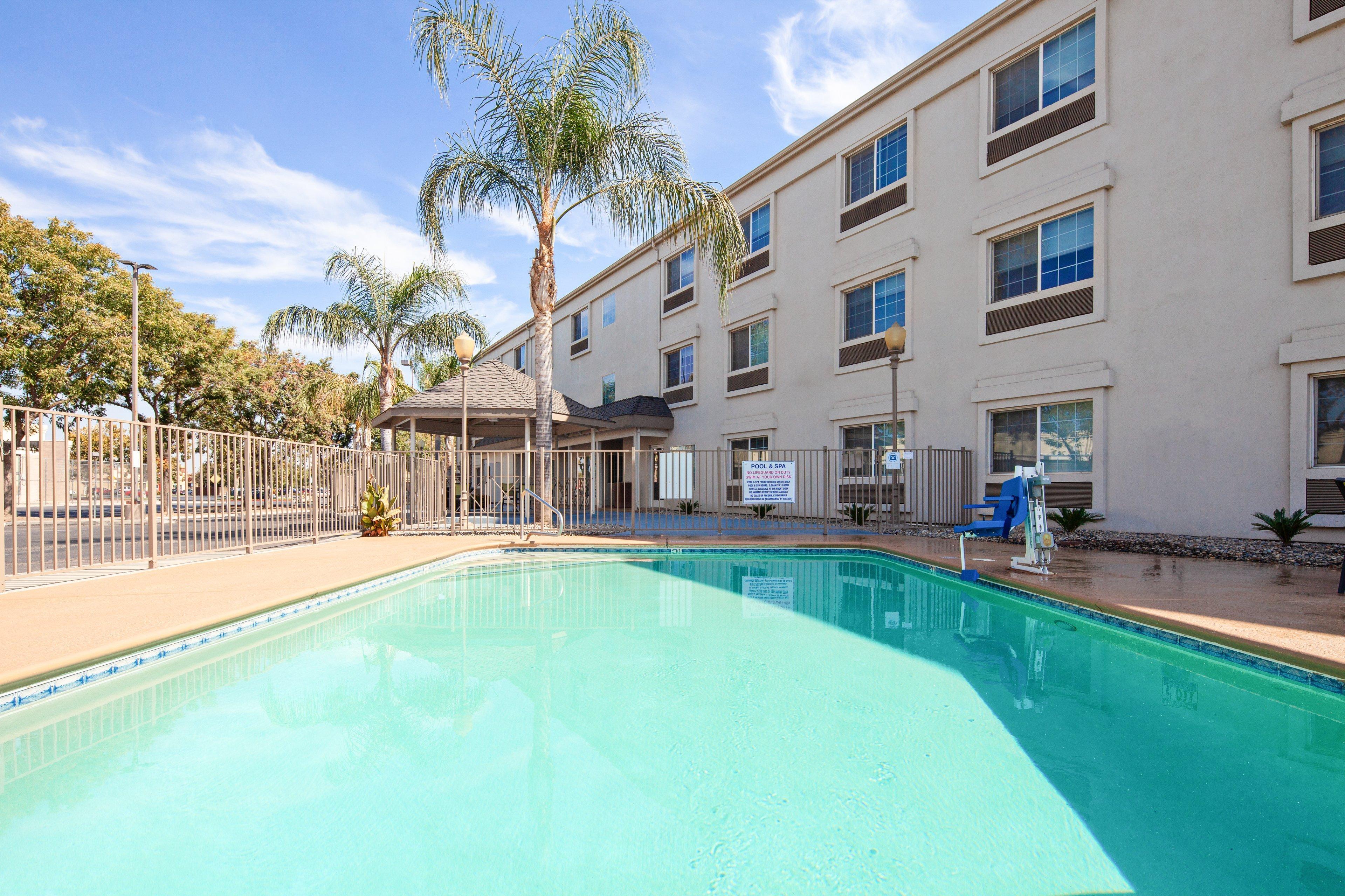 Holiday Inn Express & Suites - Tulare Exterior foto